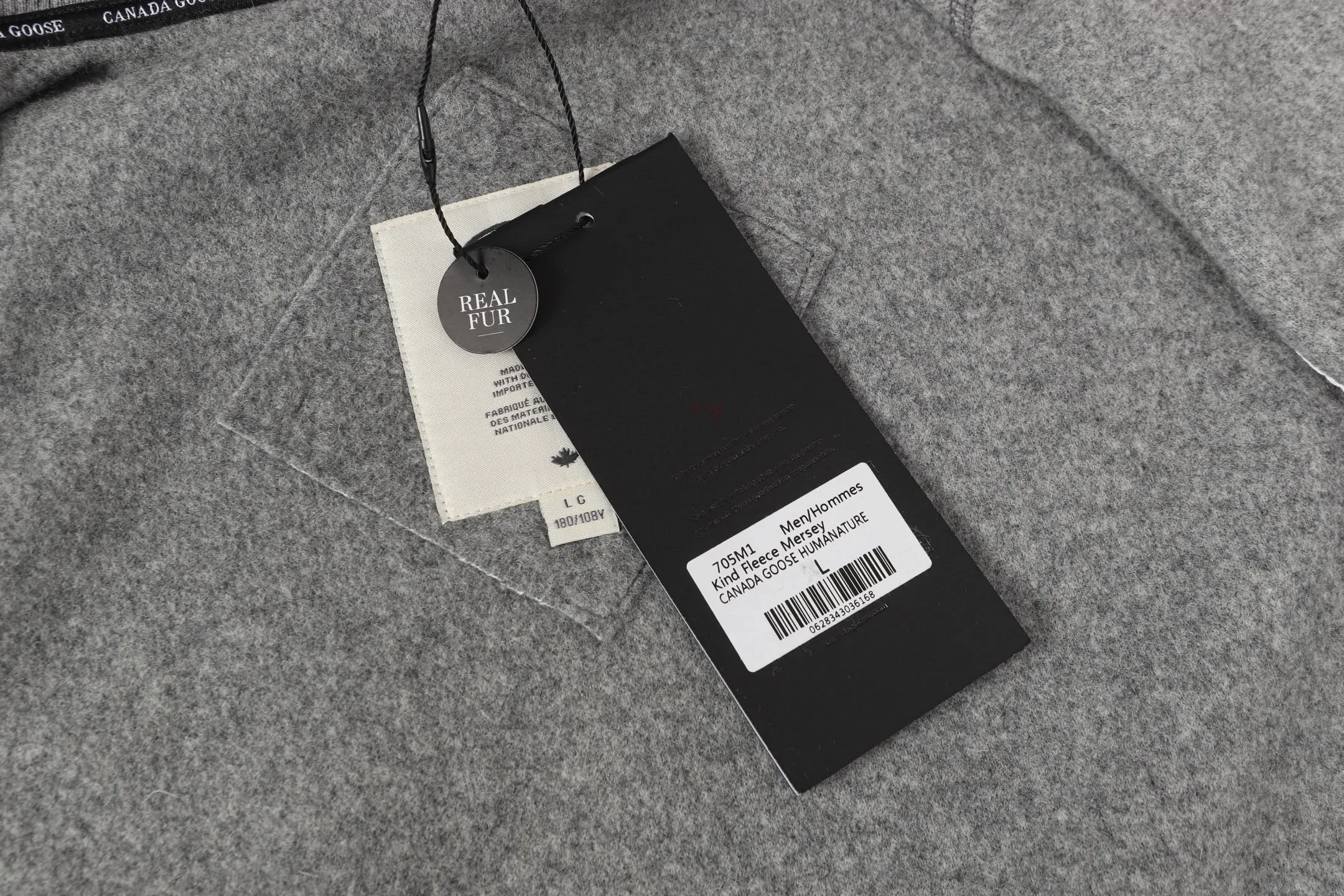 P600 Canada Giose/Canada Goose Mersey fleece vest 7052MB CANADA GOOSE Canada Goose Mersey men's wool fleece vest 7052MB ·Made of Kind Fleece wool fleece fabric, which can provide excellent comfort and diverse functionality ·A weatherproof placket is designed under the front zipper to prevent wind and keep warm ·Ribbed knit hem and articulated sleeves improve comfort and fit ·2 exterior pockets: both hand pockets with concealed buckles ·White Canada Goose disc logo embroidered on left chest.   A0 Size:S-XXL